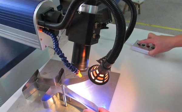 激光焊字機(jī)使用 激光焊字機(jī)使用