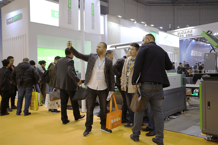 激光廣告雕刻機(jī)引來人流拍照