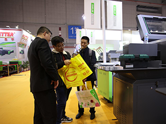 2019上海展，向客戶(hù)展示彎字機(jī)加工效果