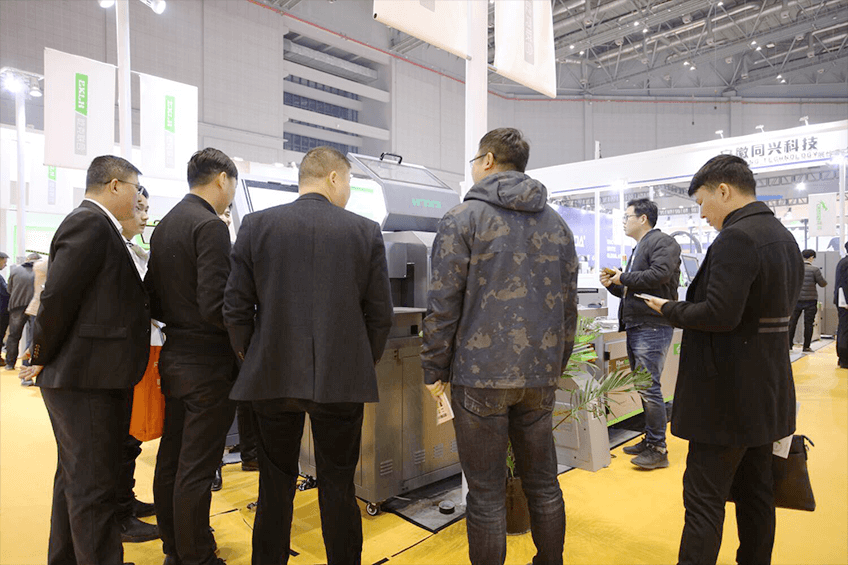 廣告雕刻機(jī)、彎字機(jī)前探討的人流