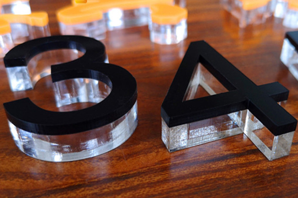 激光雕刻機(jī)加工的水晶數(shù)字 激光雕刻機(jī)加工的水晶數(shù)字