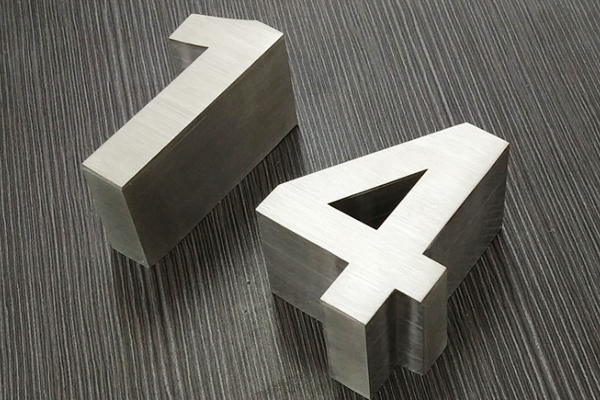 廣告雕刻機(jī)加工的金屬字 廣告雕刻機(jī)加工的金屬字