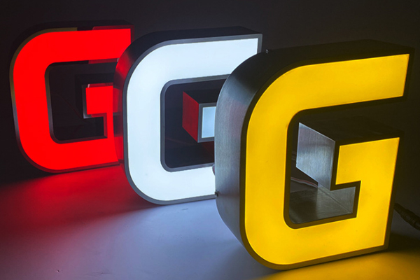 廣告雕刻機加工的發(fā)光字