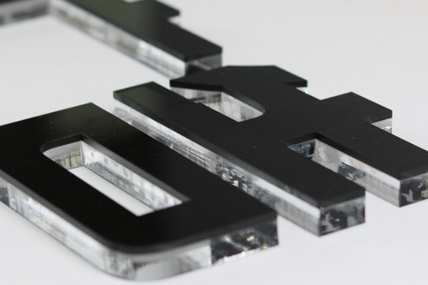 廣告雕刻機(jī)加工的亞克力字 廣告雕刻機(jī)加工的亞克力字